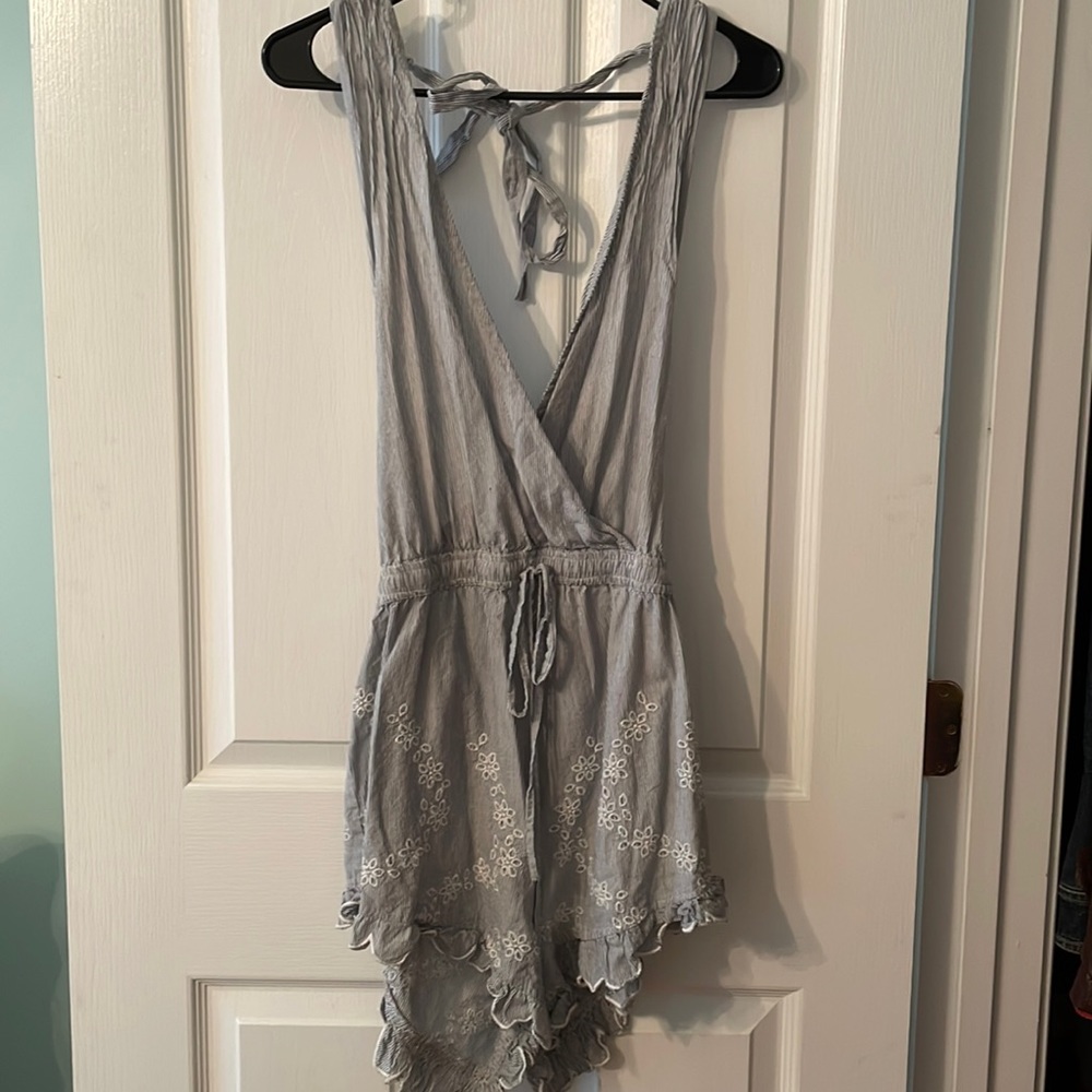 Short halter jumper size M adjustable tie halter